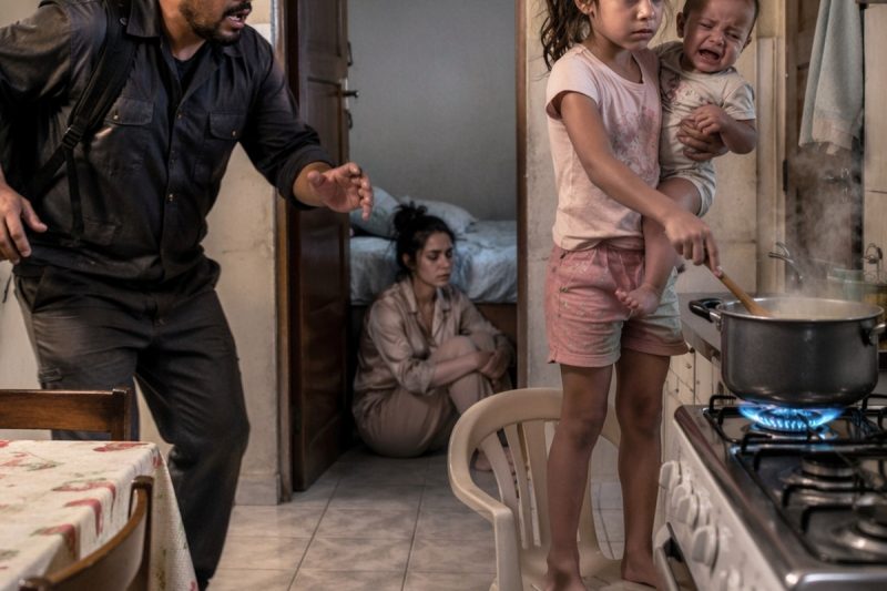 Ela subiu numa cadeira, mexeu a sopa fervendo e segurou o irmão chorando enquanto dizia “se eu não cuido, todo mundo fica triste”
