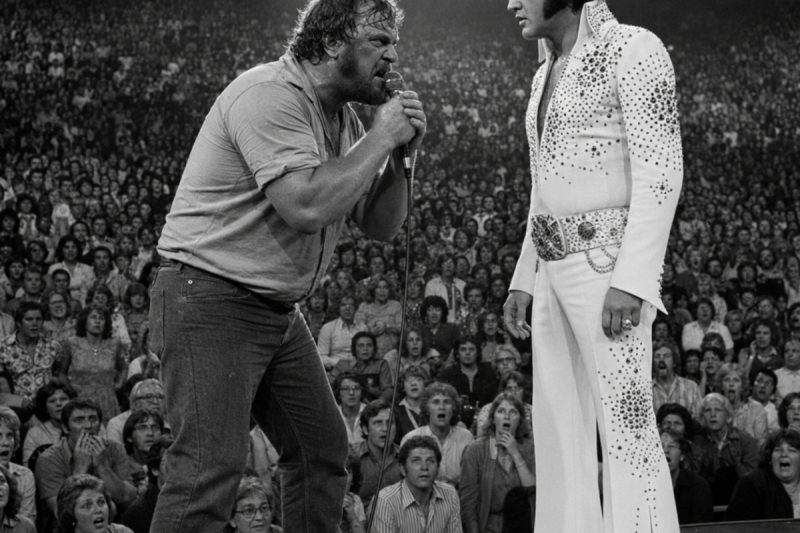 Um bêbado desafiou Elvis no palco — o que Elvis fez em seguida deixou 20.000 pessoas atônitas