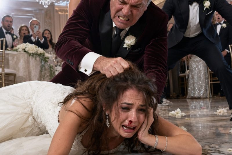 Na recepção do meu casamento, meu pai ordenou que eu pedisse ao meu noivo rico US$30.000 para dar entrada na nova SUV Cadillac Escalade dele. Quando me recusei, ele me agarrou pelos cabelos e bateu meu rosto contra o chão. Meu nariz se despedaçou. Levantei os olhos e vi minha mãe e meu pai sorrindo… Sussurrei apenas 4 palavras para o meu noivo. 20 minutos depois, o sorriso do meu pai desapareceu completamente porque…
