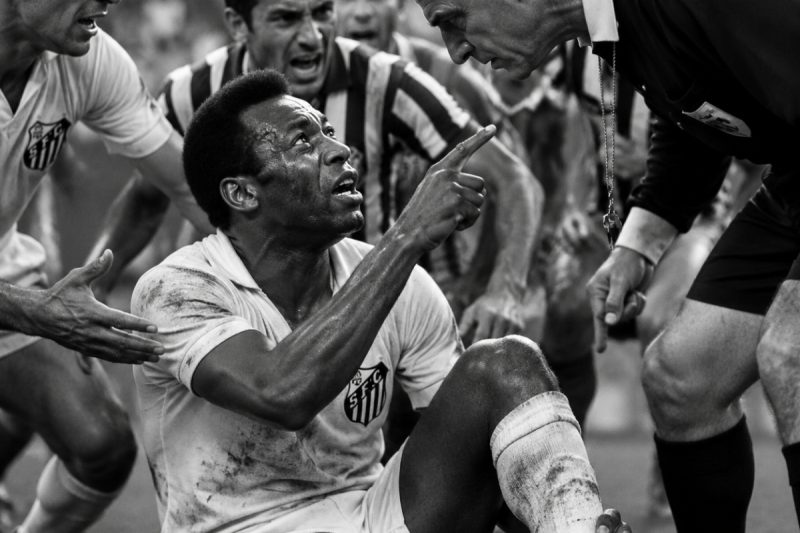 Um árbitro ignorou Pelé em um lance claro — 5 minutos depois, o jogo parou.