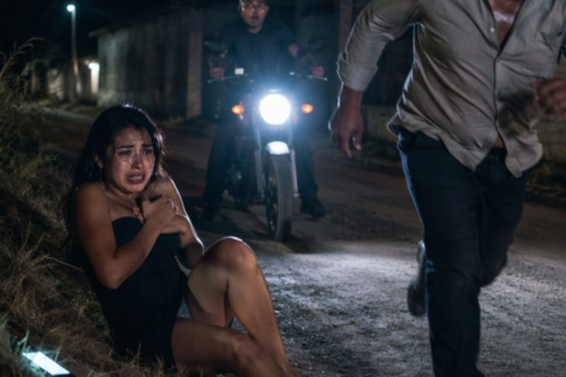 Ele Achou Que A Escuridão Esconderia Seu Crime, Mas Esqueceu A Moto No Acostamento E Uma Câmera Gravou Tudo