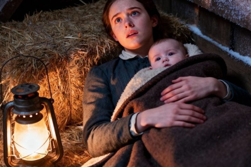 Na manhã de Natal, o viúvo encontrou uma jovem dormindo no celeiro com um bebê quase congelando — mas ninguém sabia de quem ela estava fugindo.