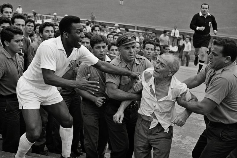 Pelé DETEVEU a Jogada no Meio do Jogo ao ver um IDOSO ser Retirado Pela Segurança