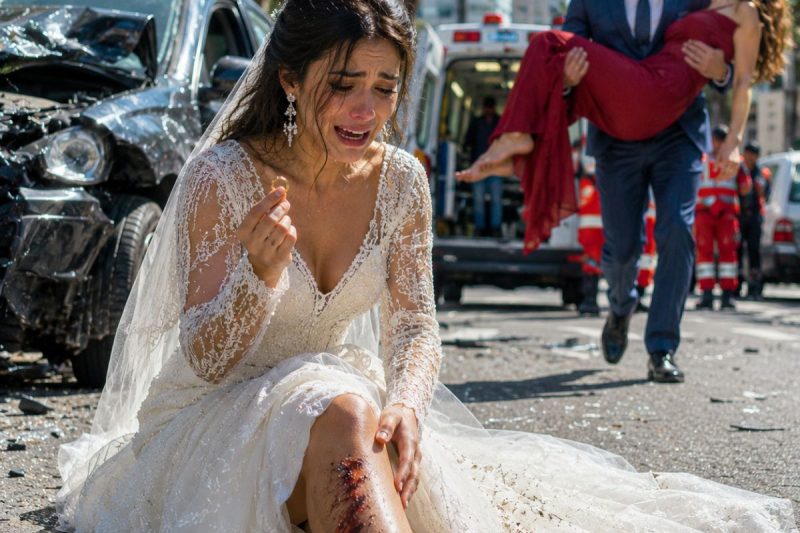 A ambulância chegou para me salvar, mas meu noivo mandou levarem a amante dele primeiro… então eu cancelei o casamento, cobrei cada centavo de 6 anos e descobri a mensagem que provava que tudo foi armado