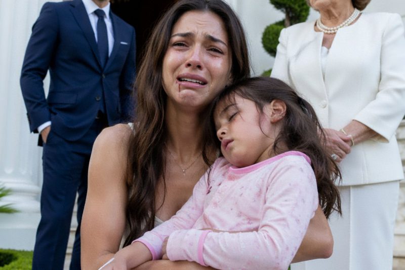 Minha filha ardia em meus braços, mas meu marido trancou a porta e disse: “Hoje você não estraga a noite da minha mãe.” Eu só limpei o sangue do meu lábio, liguei para meu advogado… e antes do café da manhã eles descobriram que a mansão nunca foi deles.