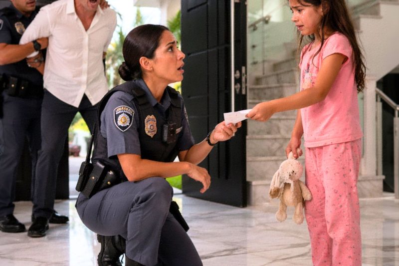Minha filha ligou para o 190 dizendo que “a cobra do papai” tinha voltado; meu marido sorriu para os vizinhos e disse que eu era uma mãe fugitiva, mas a polícia abriu o guarda-roupa e descobriu por que eu nunca consegui ir embora.